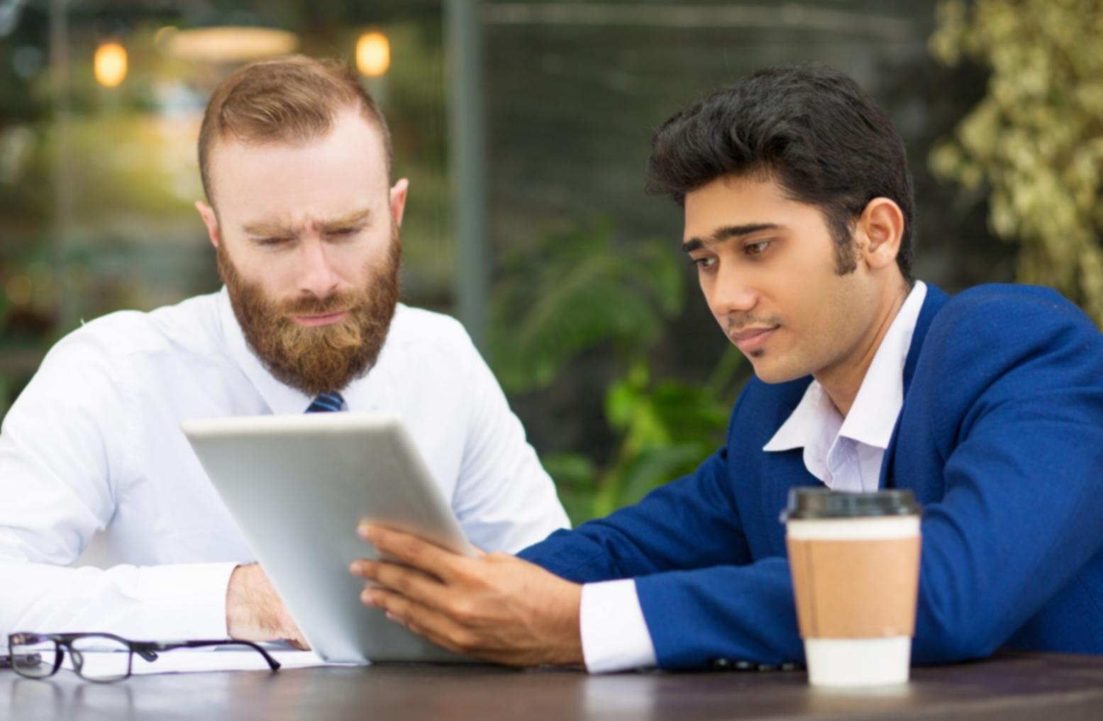 Moderner Schulungsraum mit professioneller Ausstattung für SEO-Audit-Kurse